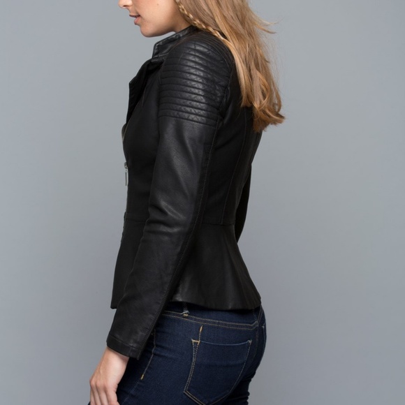 EDGY VEGAN LEATHER MOTO JACKET - Picture 3 of 4